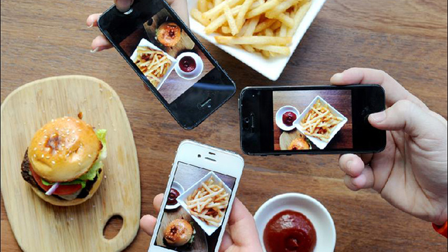 WeChat Marketing sharing photos in moments